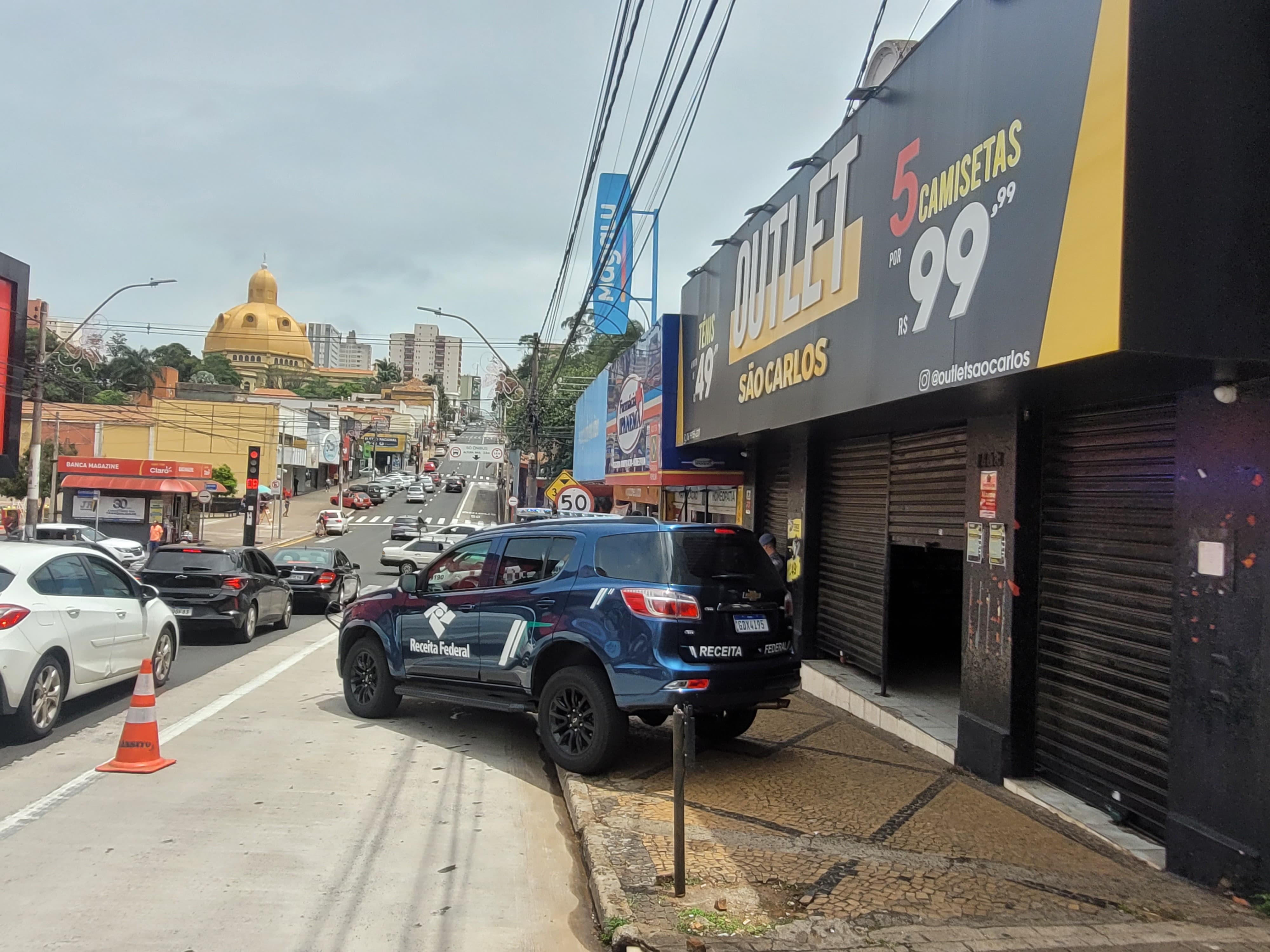 Receita fecha 3 lojas e apreende 7,5 mil produtos com indícios de falsificação no interior de SP