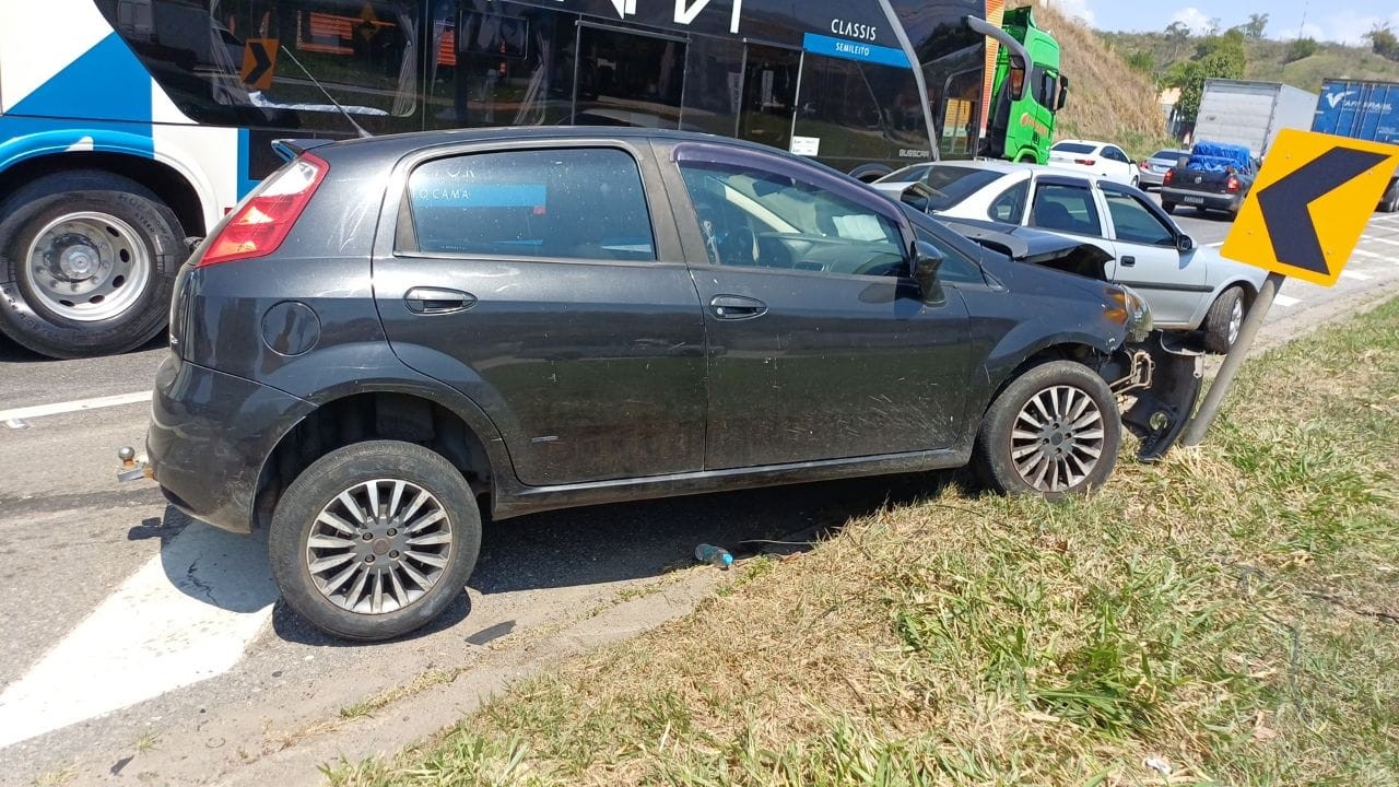 Idoso fica ferido após acidente de carro na Via Dutra, em Barra Mansa