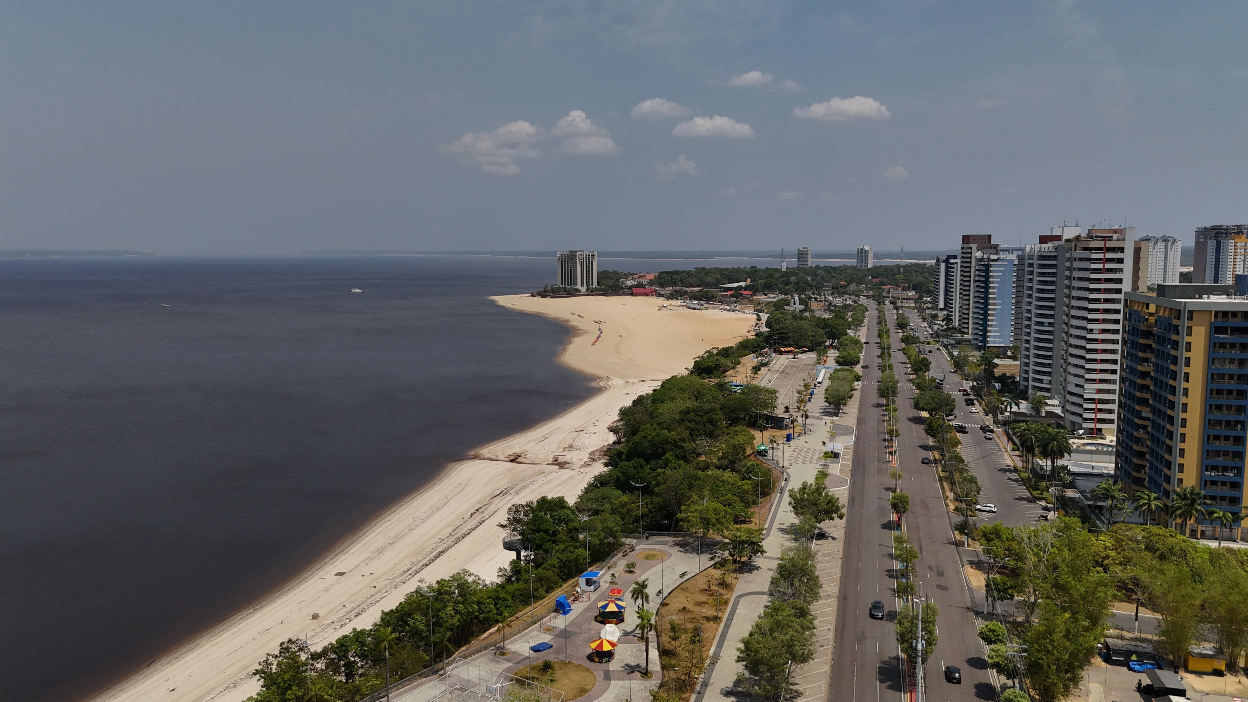 Fotos mostram Praia da Ponta Negra interditada devido à seca do Rio Negro, em Manaus