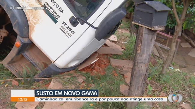 Caminho da Prefeitura de Novo Gama despenca em ribanceira e quase atinge casa