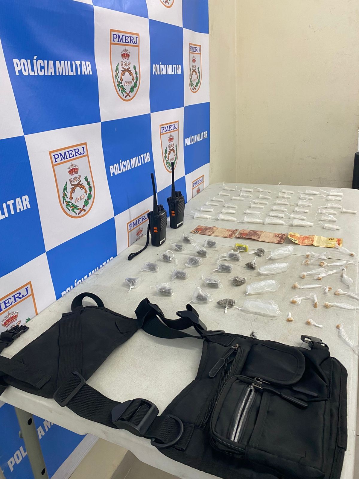 Dois adolescentes são apreendidos por tráfico de drogas em Volta Redonda