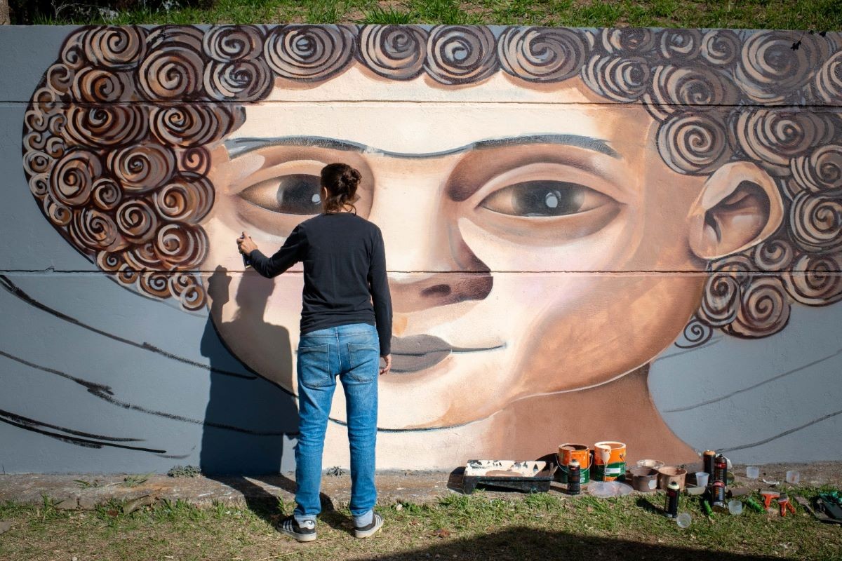 Muros do Teatro Municipal de Divinópolis ganham cores em projeto itinerante de grafite 