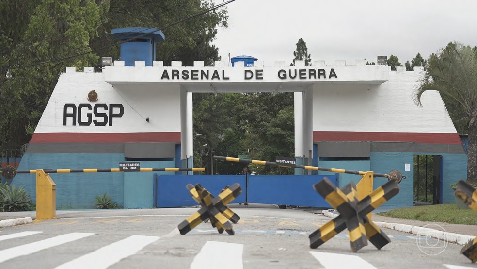 Exclusivo: militares desligaram intencionalmente rede elétrica do quartel do Exército de onde 21 metralhadoras foram roubadas — Foto: Jornal Nacional/ Reprodução