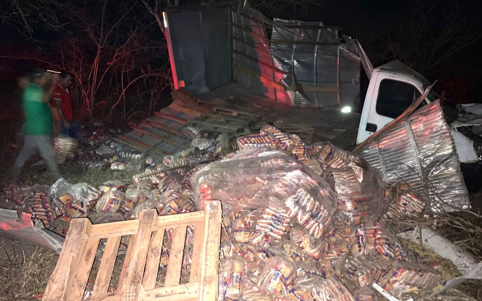 Caminhão carregado de flocos de milho capotou na BA-120 — Foto: Brigada Águia Resgate