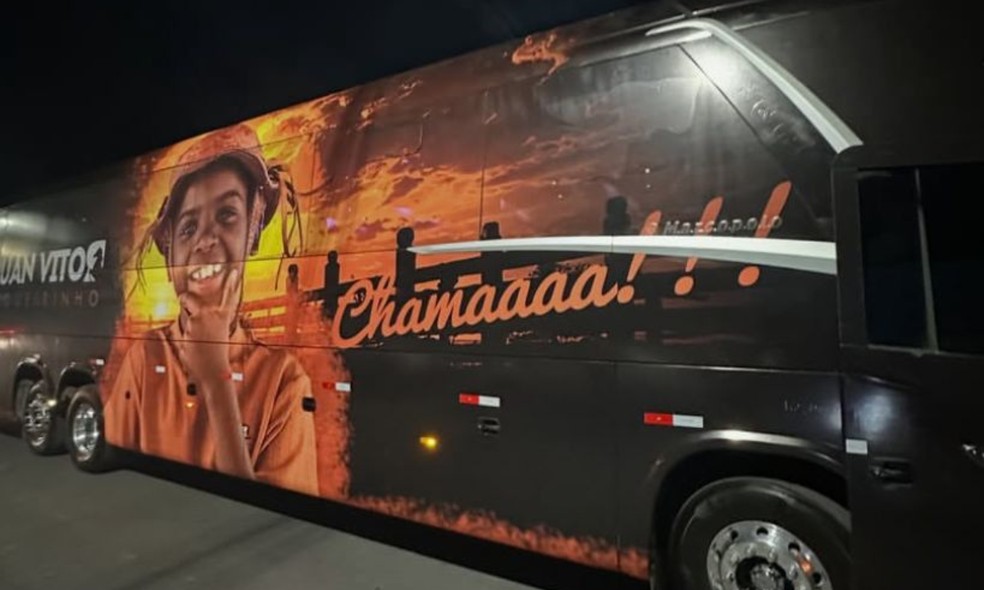 Entre as conquistas mais recentes está um ônibus personalizado para as viagens da equipe — Foto: Arquivo Pessoal