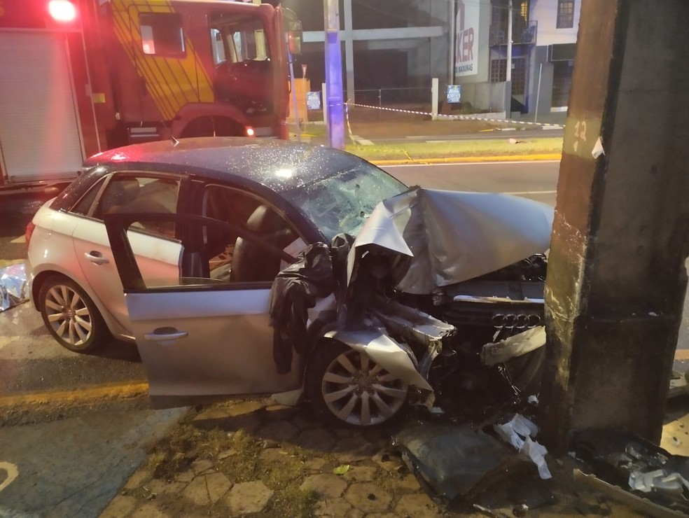 Carro dirigido por motorista bêbado bate em poste e mata mulher no Paraná — Foto: PMPR