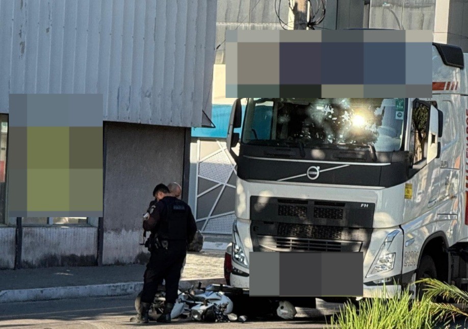 Acidente entre caminhão e moto deixa homem ferido em Volta Redonda