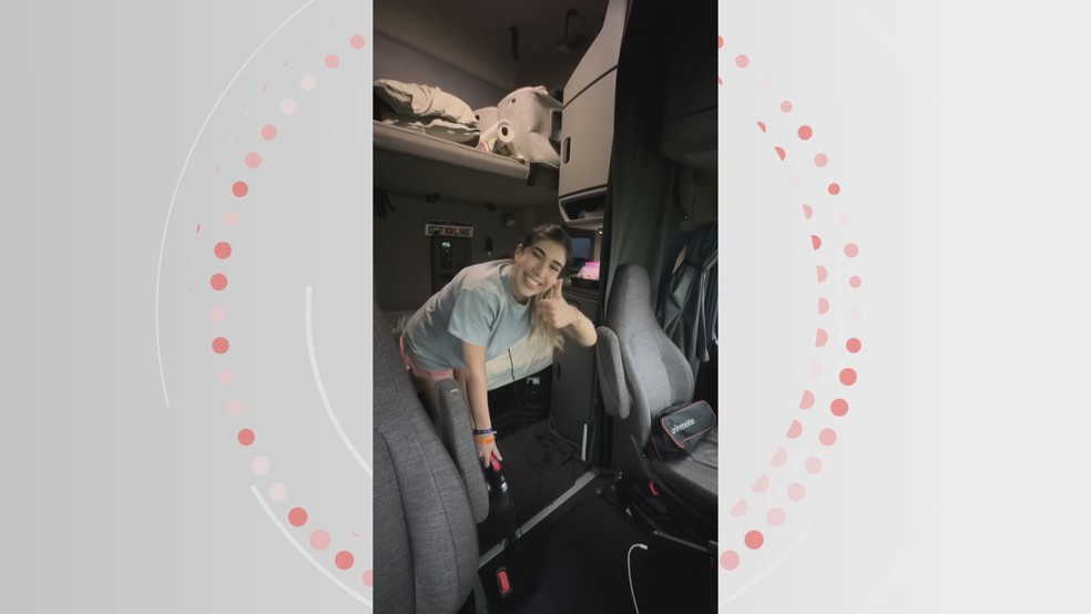 Victoria dentro do caminhão | Foto: Arquivo pessoal