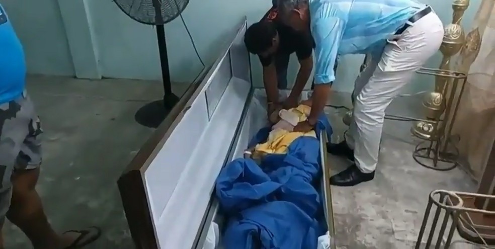 Idosa declarada morta acorda no caixão após cinco horas de velório