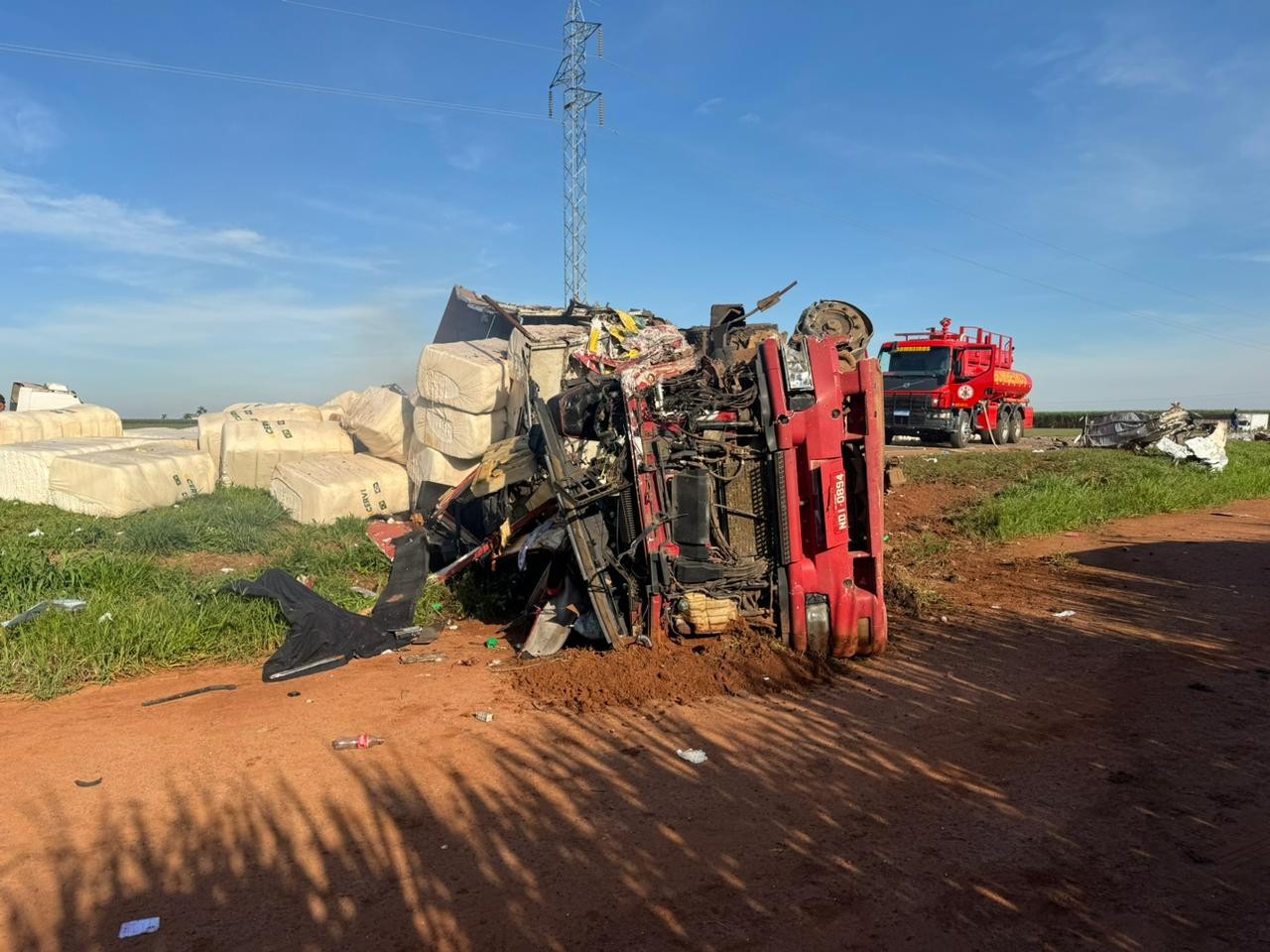 Motorista morre em acidente entre carreta e caminhão e BR-364 é interditada em MT