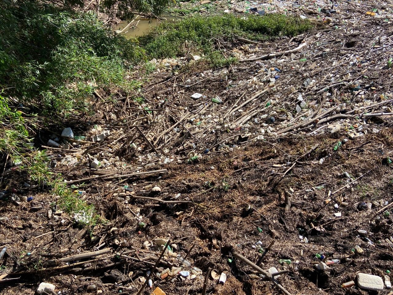 De capacetes a móveis: chuva revela tapete de lixo na margem do Rio Piracicaba; VÍDEO