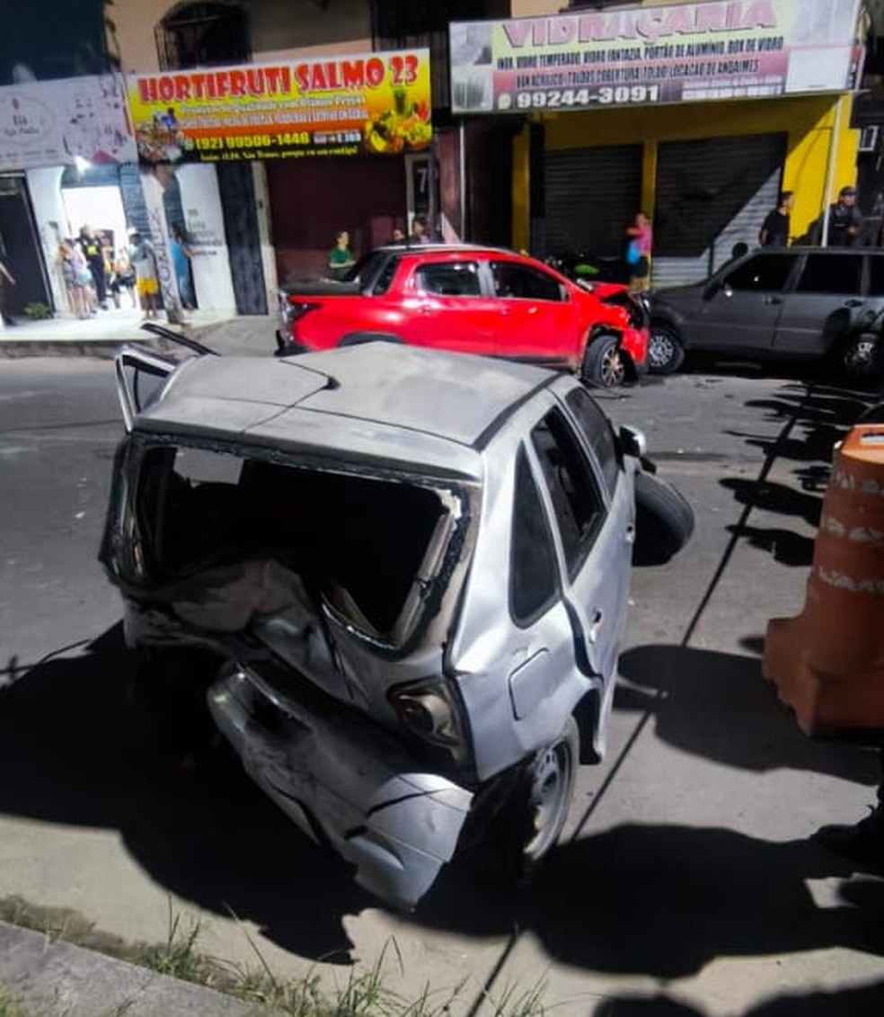 Motorista que atropelou e matou idosa durante perseguiçãotambém bateu em dois veículos estacionados — Foto: Divulgação/PMAM