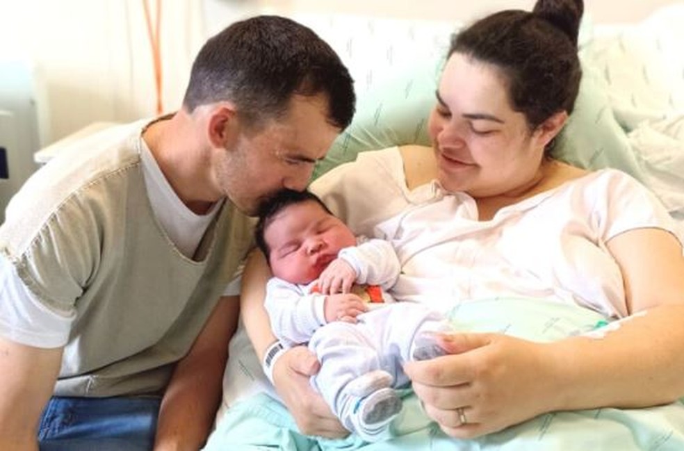Superbebê Ismael com a mãe Thainara e o pai Natanael — Foto: Hospital Maicé/Divulgação