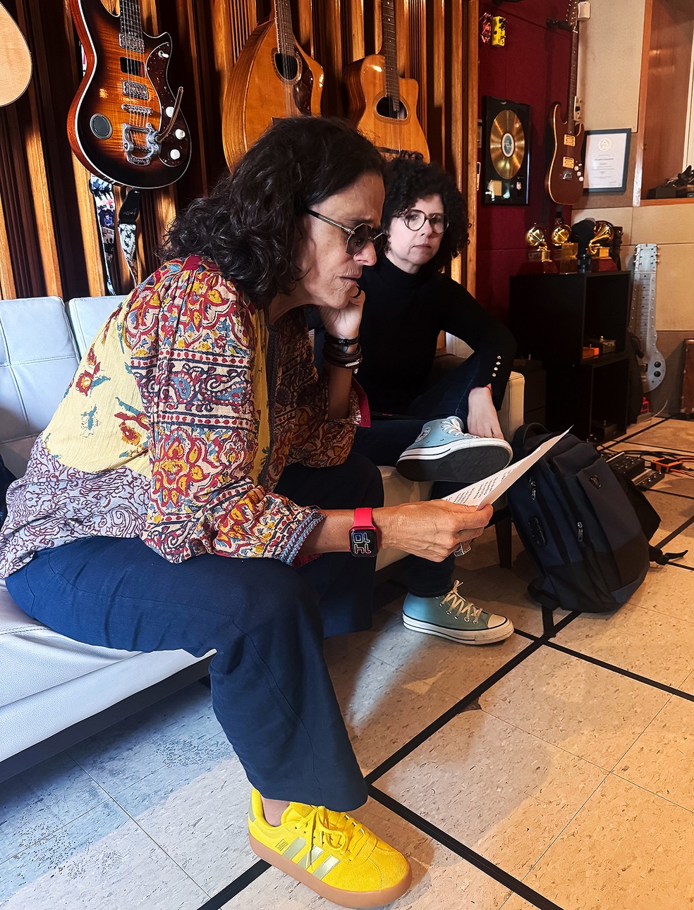 Roberta Campos (de camisa preta) regrava a canção 'Peito aberto' com Zélia Duncan no álbum 'Coisas de viver a dois' — Foto: Divulgação