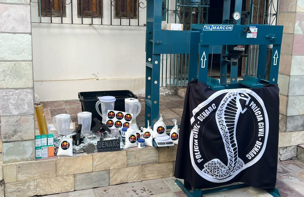 Foram apreendidas duas prensas hidráulicas, duas pistolas semiautomáticas, porções da droga, material para mistura, insumos químicos, além de dois veículos de luxo — Foto: Ascom/PC-BA