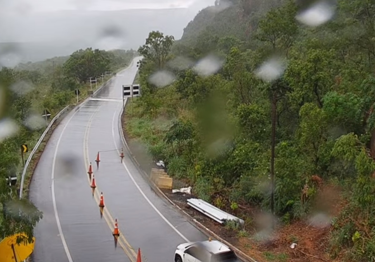 Trecho de estrada no Portão do Inferno é bloqueado duas vezes em menos de 3 horas após chuva em MT