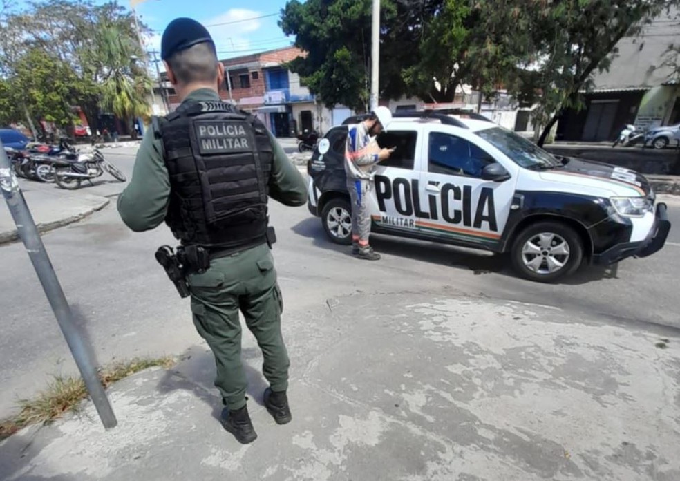 Ação teve apoio da Polícia Militar durante inspeções nos comércios. — Foto: Enel Ceará/ Divulgação