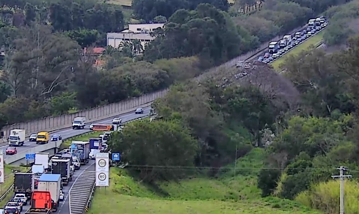 Acidente entre dois caminhões bloqueia Anel Viário em Campinas 
