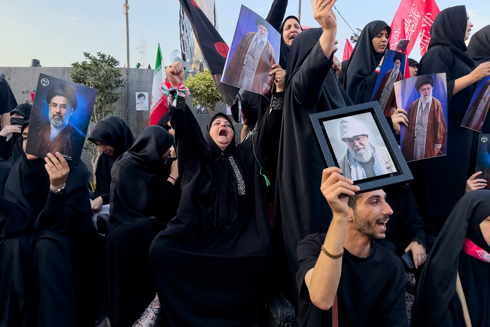 Multid&atilde;o lamenta a morte de Ali Khamenei &mdash; Foto: Associated Press