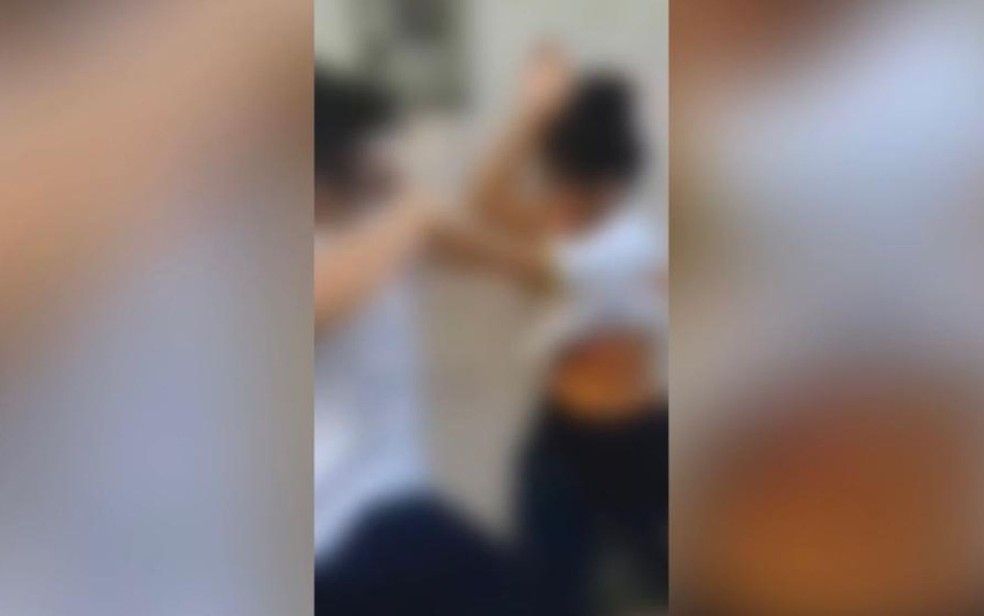 Duas alunas foram filmadas trocando socos e pontapés na porta de uma escola em Anápolis — Foto: Reprodução/Redes Sociais