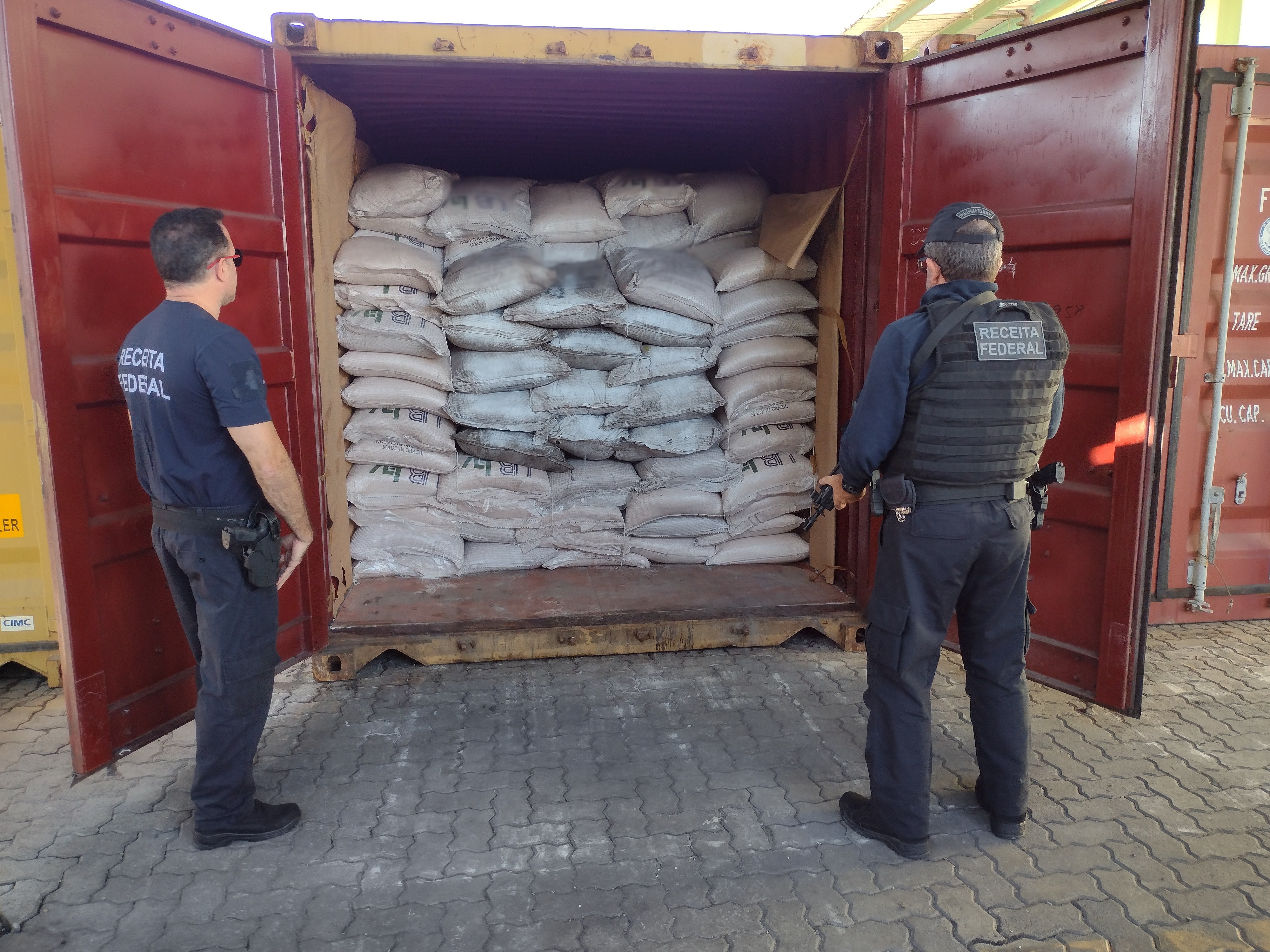 Receita e Polícia Federal apreendem 882 kg de cocaína no Porto de Santos