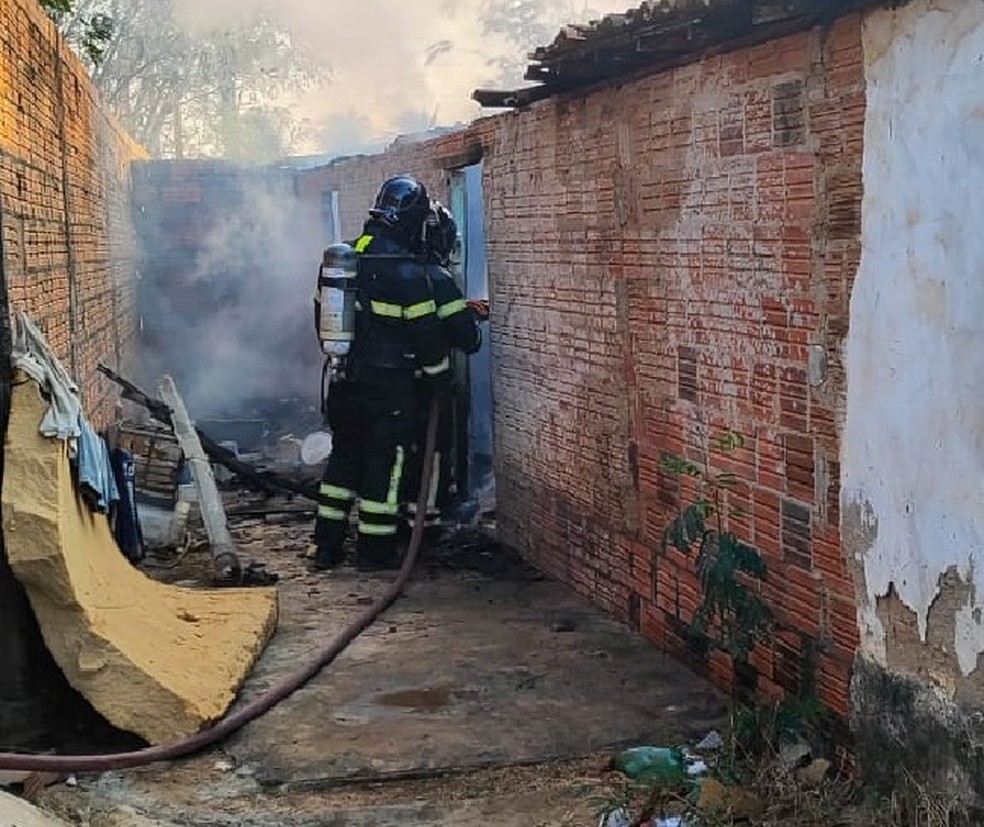 Bombeiros combatem chamas em incêndio que matou homem em Baraúna — Foto: CBMRN/Divulgação