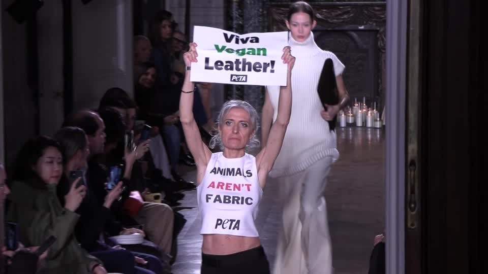 Ativistas invadem passarela durante desfile de moda em Paris: 'animais não são tecido'; VÍDEO