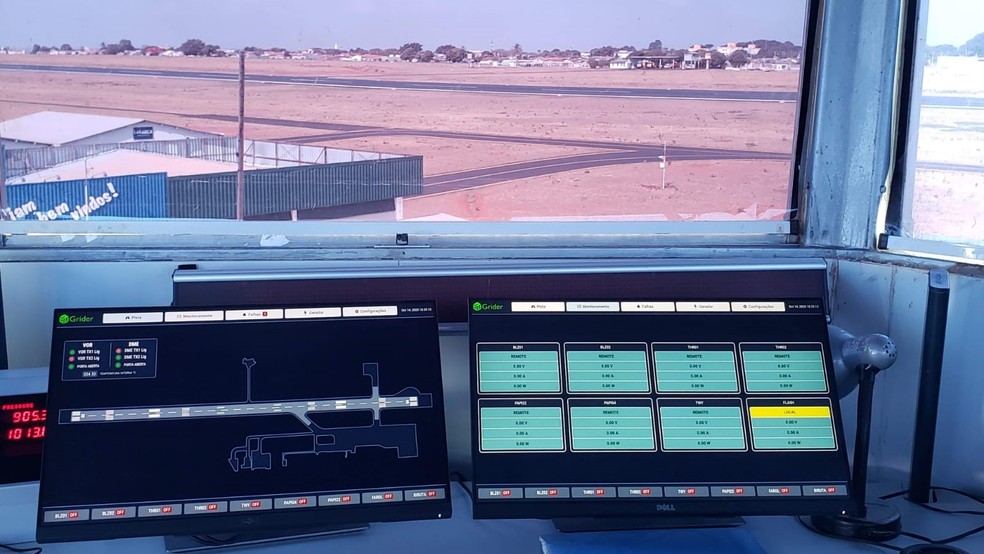 Sala de controle do aeroporto com sistema de iluminação de pista implantado