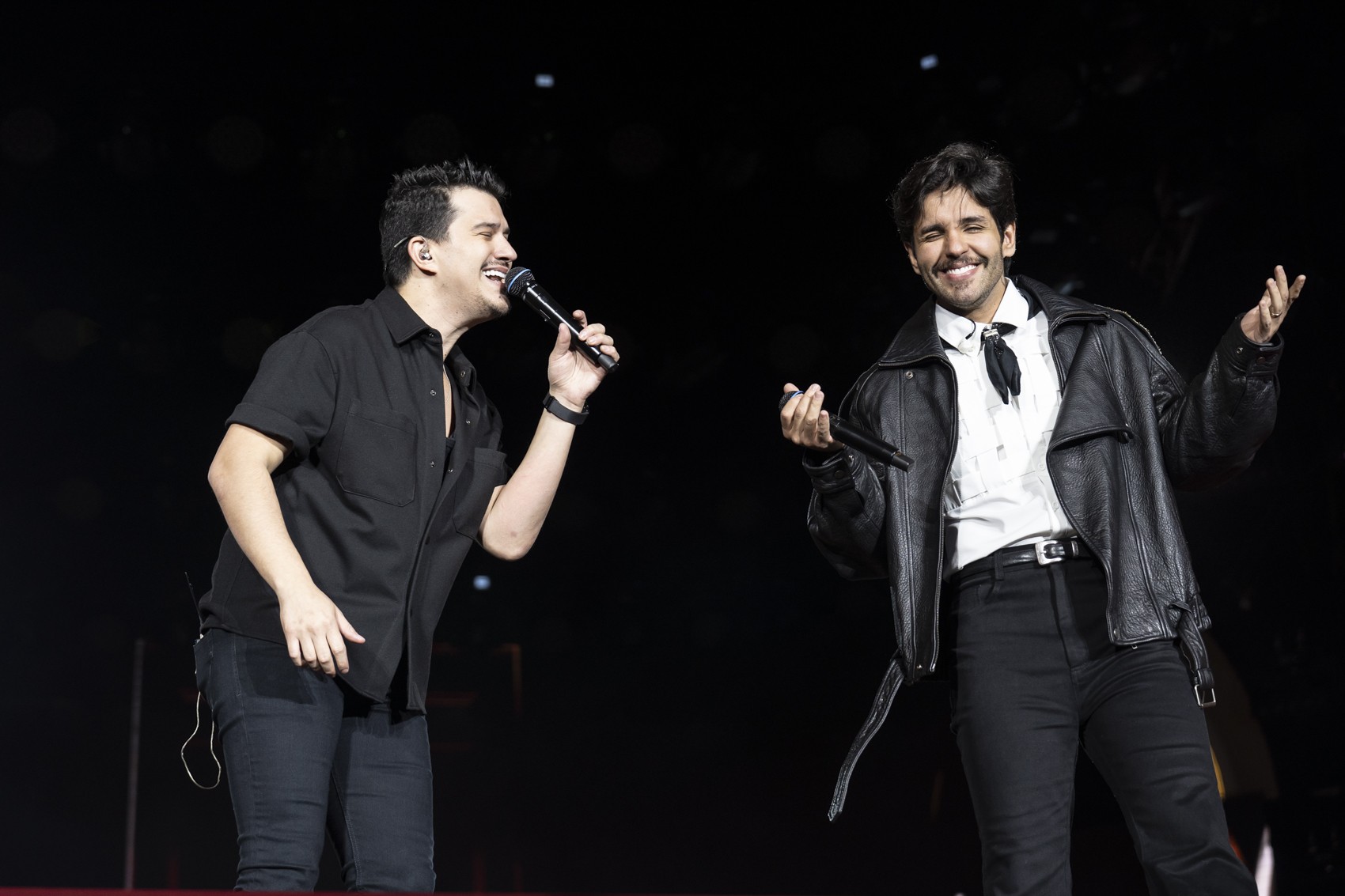 Hugo e Guilherme balançam arena de Barretos com sertanejo despojado e homenagem a Marília Mendonça