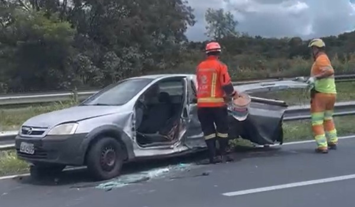 Tombamento de motocicleta seguido de colisão deixa três feridos na Rodovia Anhanguera, em Limeira