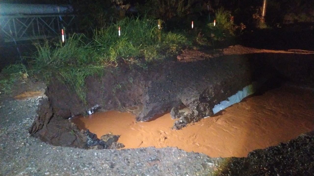 Chuva forte provoca erosão em ponte que liga quatro municípios no interior de SP