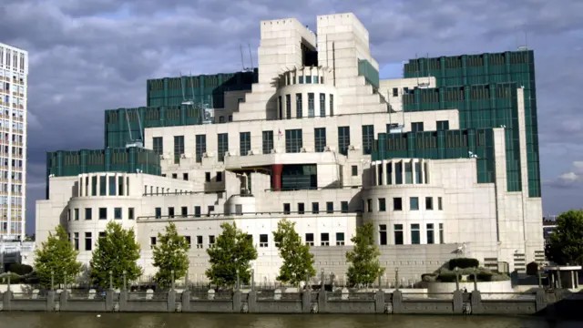A estratégia do serviço secreto britânico para recrutar espiões na Rússia pela dark web