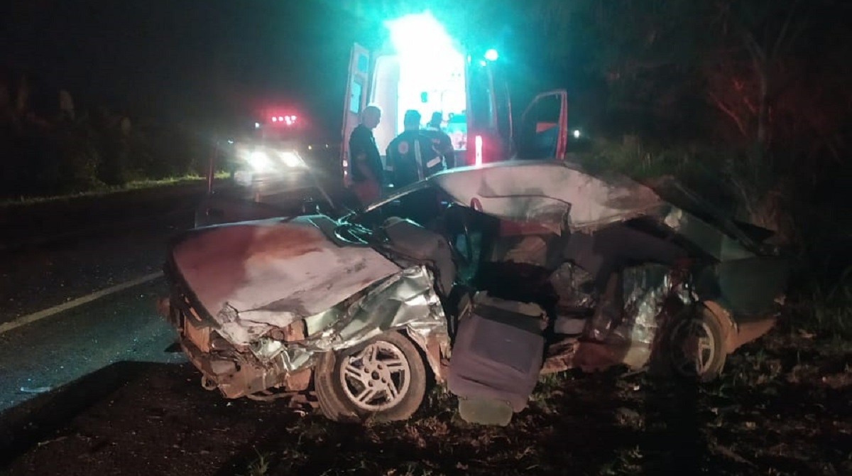 Três pessoas morrem após carro bater de frente com carreta na SP-249 em Taguaí