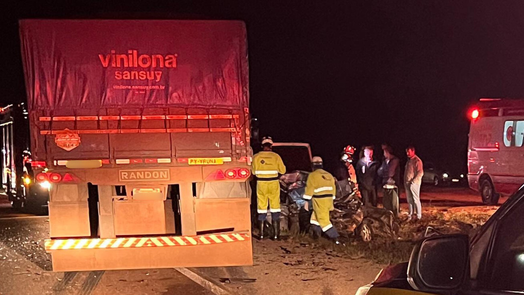Acidente entre dois carros e um caminhão deixa motorista com ferimentos graves na BR-373, no Paraná
