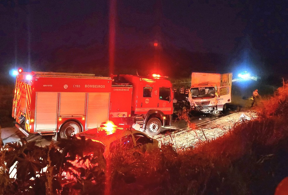 Acidente entre carro e caminhão mata pai, três filhos e amigo da família em rodovia de Votorantim (SP) — Foto: Jorge Silva/Gazeta de Votorantim