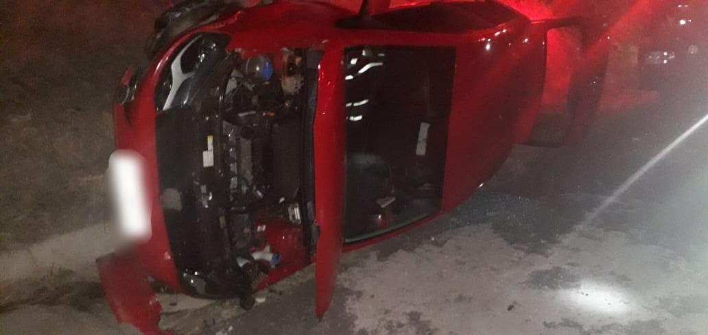 Mulher fica ferida após bater o carro e capotar na rodovia SP-141 em Porangaba