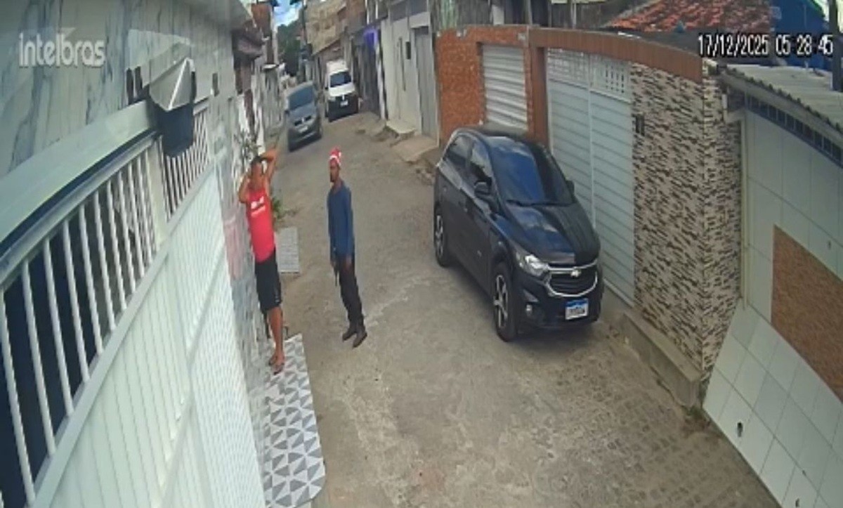 Criminoso com gorro de Papai Noel sequestra comerciante na porta de casa e vítima é achada morta horas depois; VÍDEO