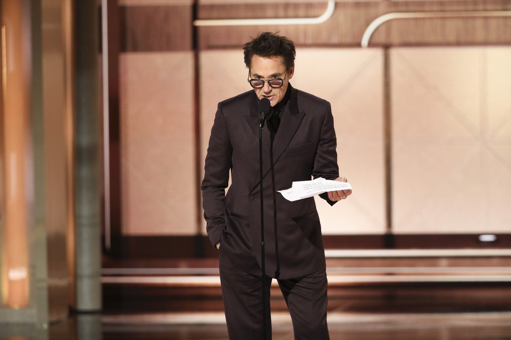 Robert Downey Jr. agradece seu prêmio pela atuação em 'Oppenheimer' no Globo de Ouro 2024 — Foto: Sonja Flemming/CBS via AP