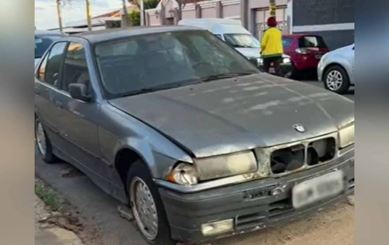 Nova lei cria regras para remover carros abandonados das ruas de Itapetininga; veículo ocupa vaga há quatro anos
