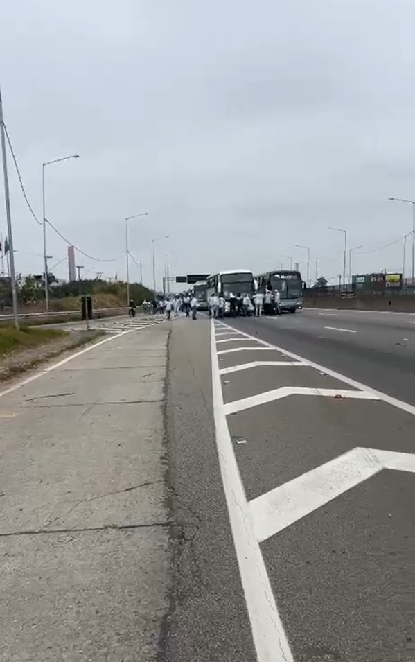 Torcedores do Palmeiras sofrem tentativa de emboscada com bombas e rojões na rodovia Dutra, em Guarulhos