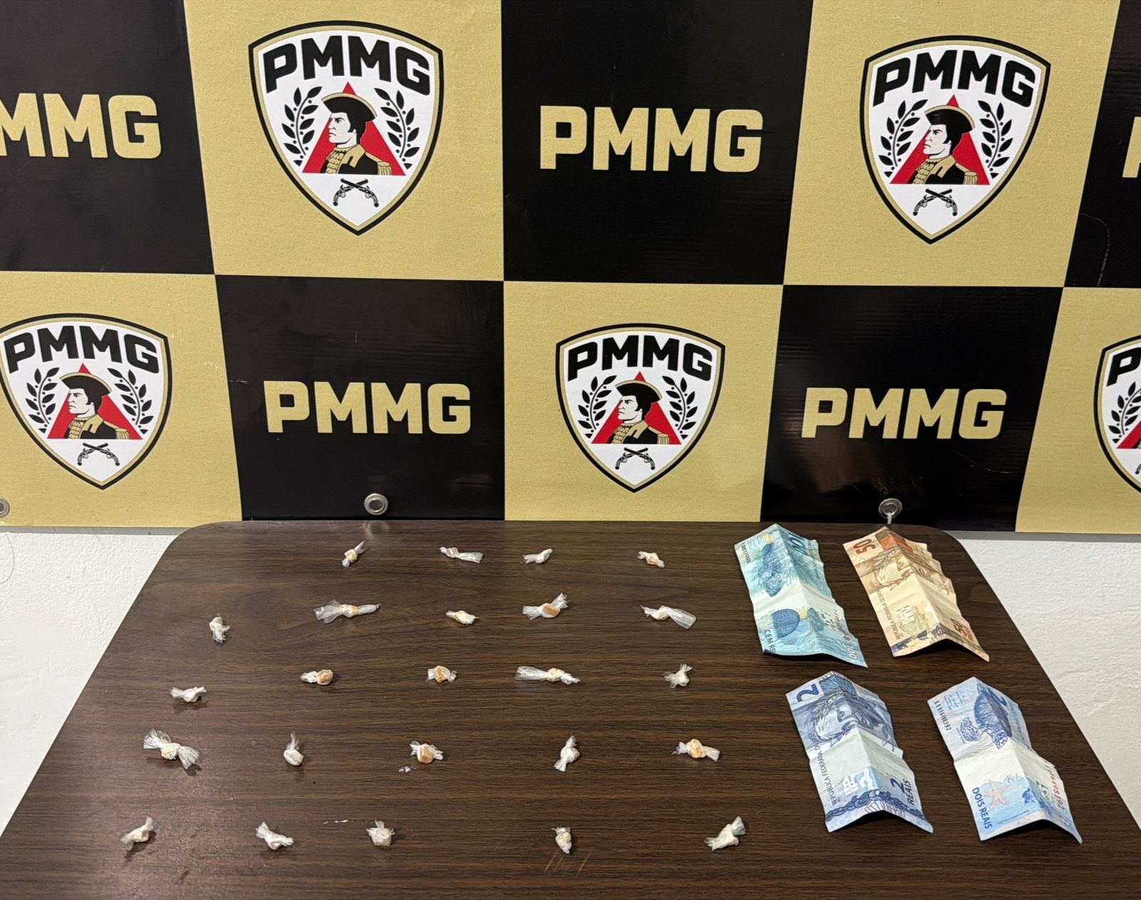 Homem tenta engolir pedras de crack ao ver PM e acaba preso em Central de Minas