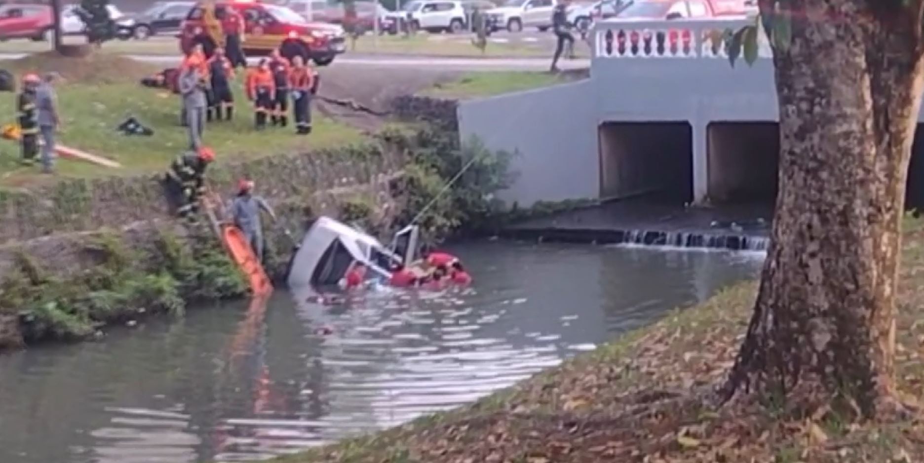 Motorista morre após carro cai em córrego de Indaiatuba 