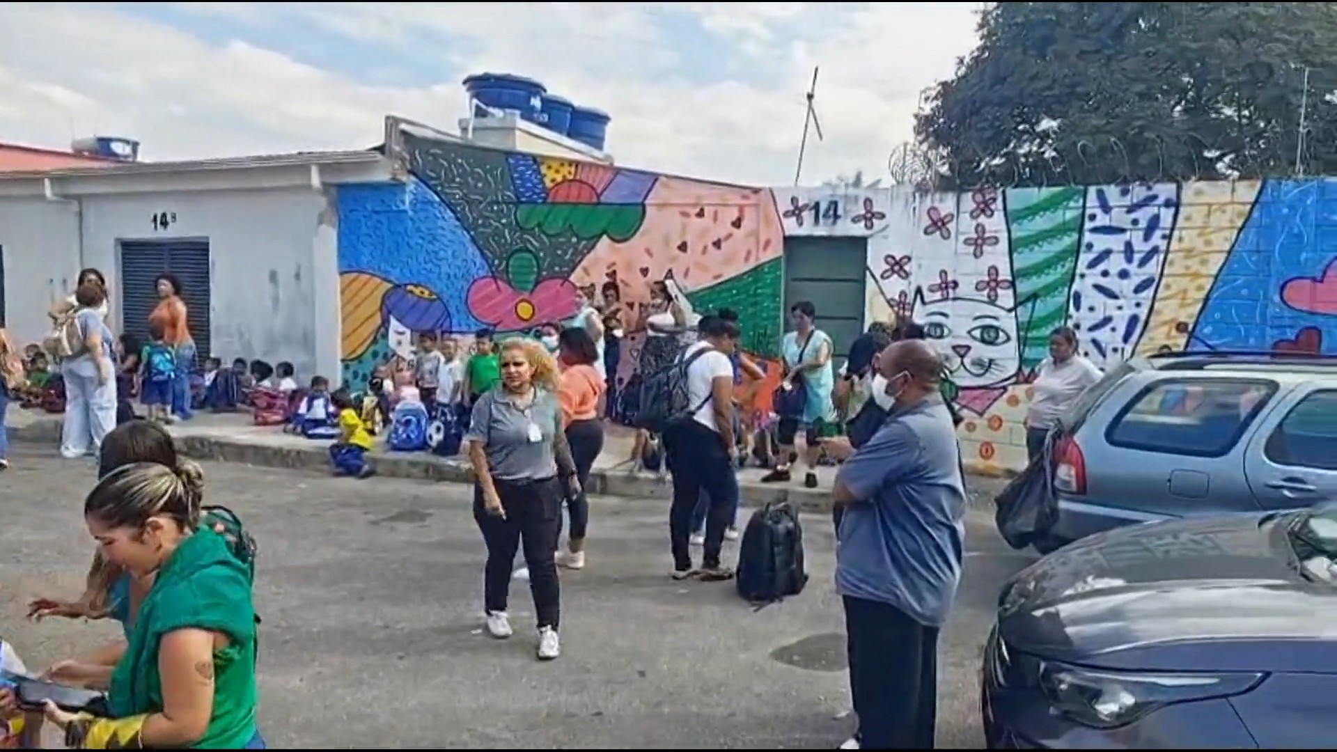 Incêndio ao lado de escola faz cerca de 200 crianças serem retiradas de salas de aula às pressas em BH
