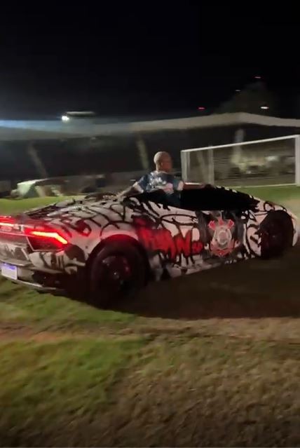 VÍDEO: MC Ryan SP é detido após dar 'cavalo de pau' em gramado de estádio no interior de SP