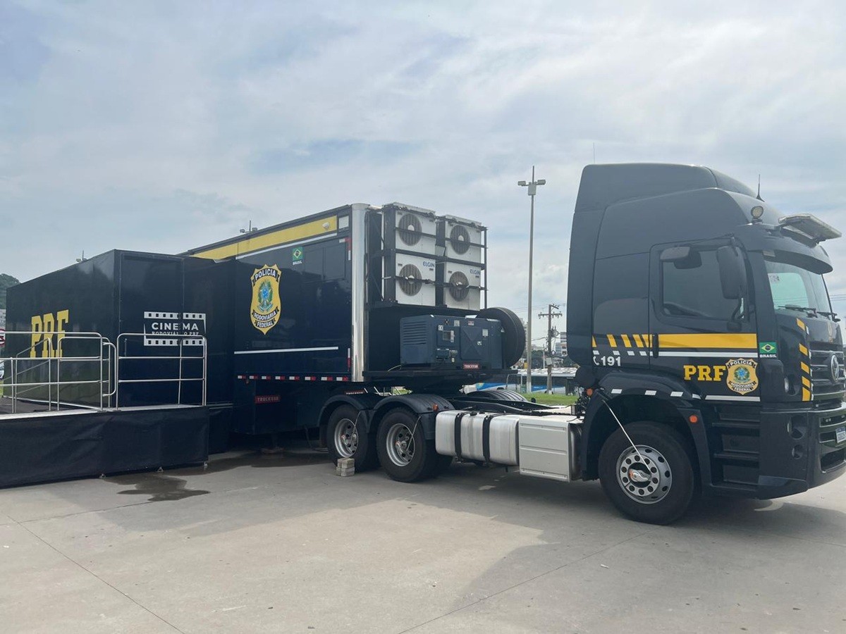 Carreta do Cinema Rodoviário da PRF chega a Petrópolis com ações de educação no trânsito