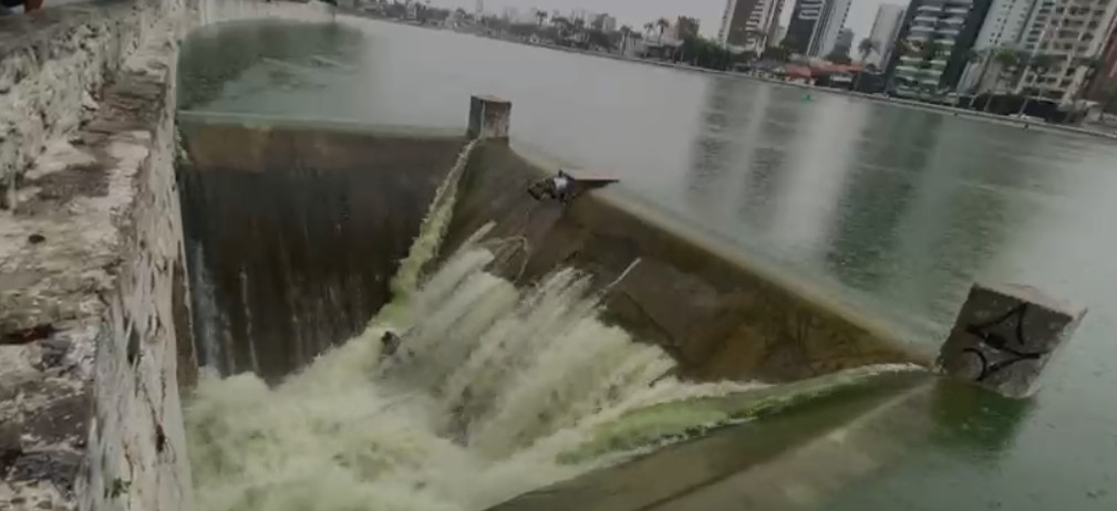 Chuvas provocam alagamentos, queda de muros e aumento do nível das águas do Açude Velho, em Campina Grande