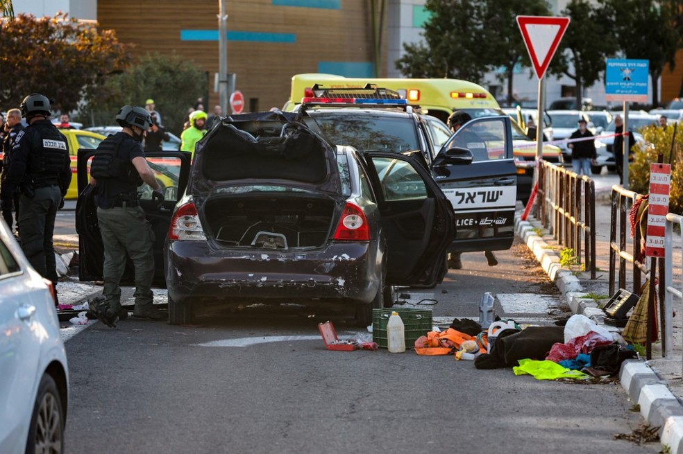 Polícia faz perícia em carro que atropelou pedestres em Israel — Foto: Jack GUEZ / AFP