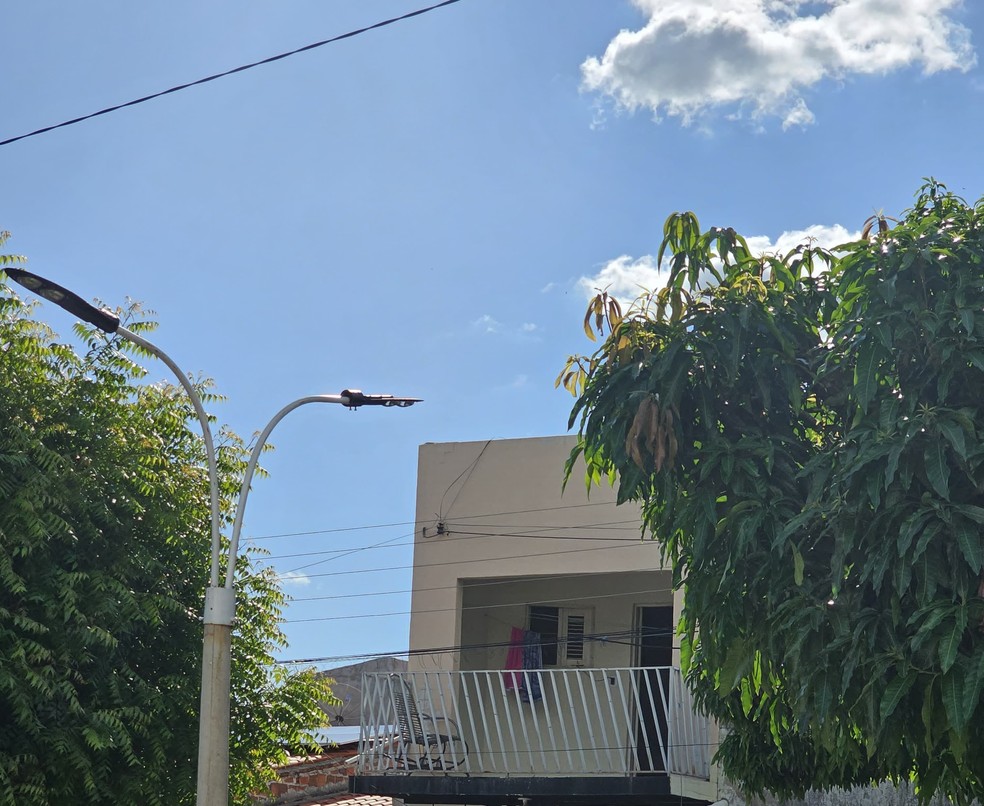 Vítima estava no primeiro andar de um imóvel em Apodi, no interior do RN — Foto: Cedida/PM
