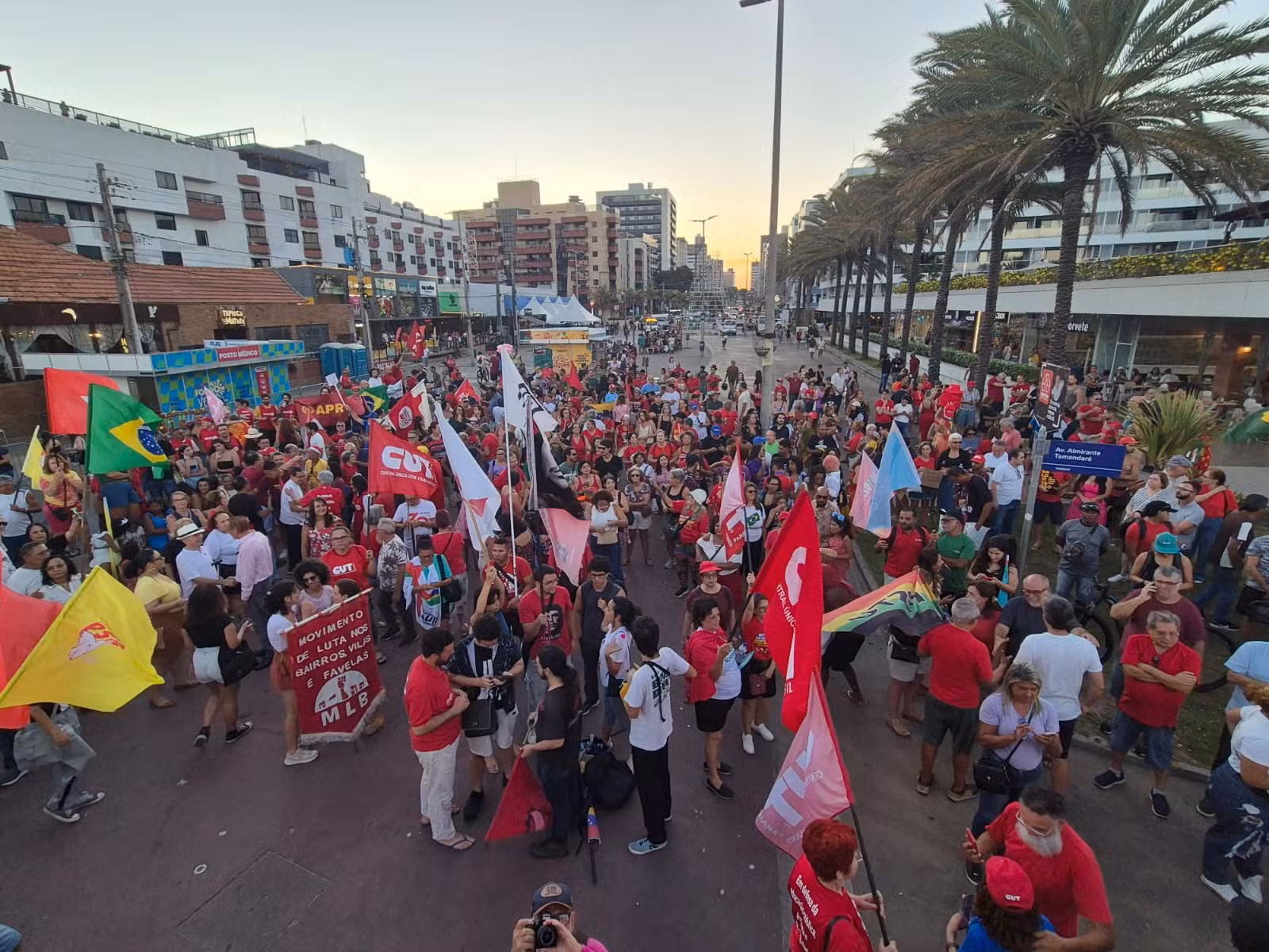 8 de janeiro: ato pela democracia reúne manifestantes no Busto de Tamandaré, em João Pessoa