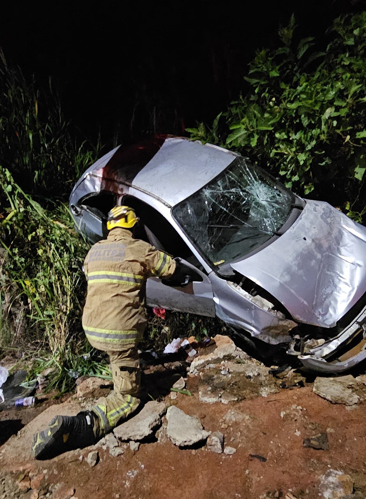 Mãe e filha ficam feridas após motorista perder controle e capotar carro em Juiz de Fora 